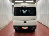 跳ね上げ式バックドアなので、雨天時の荷物の出し入れの際も濡れにくいです。