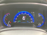 速度や燃料残量など、運転に必要な情報をメーター周辺で確認できます。中央には車両の状態を示す表示もあり、視線を大きく移さず必要な情報を把握しやすい配置です。