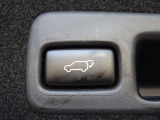 パワーバックドアを装備しています。バックドアを運転席からも開閉できます、便利ですよ。