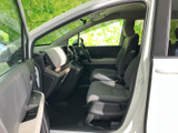 明るい視界と見渡しやすい運転席まわりで、日々の乗り降りもスムーズです。座席はゆったりとした印象で、落ち着いた色味の室内が心地よい時間を支えます。