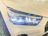 白く明るい光で夜間走行をサポートするLEDヘッドランプを搭載