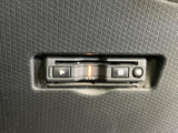 カード挿入口やボタンを備えた機器が運転席まわりに配置されています。必要な操作を手元で確認しやすく、乗車中に使う装備をすっきりと扱える車内の実用的なポイントです。