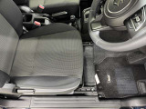 運転席シート足元です。