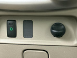 AUX端子と電源ソケットが備わり、対応機器を使う際に活用できます。接続口がまとまっているため場所を確認しやすく、車内で機器を利用したい場面にも便利な装備です。