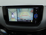 【パノラマモニター】上からの映像を表示。前後左右のカメラで合成し、運転席からの目視だけでは確認しにくい状況をリアルタイムで見晴らせます