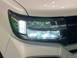 対象物が見やすく白く明るい光で夜間走行をサポートするフルLEDヘッドランプ(クリアランスランプ、マニュアルレベリング機能付き)を装備