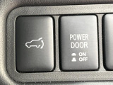 【パワーバックドア】スマートキーや運転席のボタンを押すだけでリアゲートが自動で開閉します!荷物を持っている時や、高い位置にあるバックドアを閉める際に便利な機能です♪