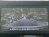 車両周辺の状況を画面で確認でき、駐車時などに周囲の安全を確かめる際に役立ちます。映像と注意喚起の表示があり、目視確認とあわせて周囲を把握しやすい装備です。