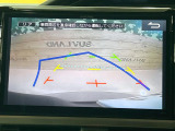 【バックカメラ】駐車時に後方がリアルタイム映像で確認できます。大型商業施設や立体駐車場での駐車時や、夜間のバック時に大活躍!運転スキルに関わらず、今や必須となった装備のひとつです!