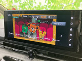 停車中にテレビ番組を楽しめる画面を備えています。番組やメニューが見やすく表示され、休憩時間などに映像を視聴したい方にも便利な装備です。