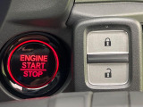 【Hondaスマートキー】カバンやポケットに入れたままでもドアの施錠・解錠が可能なスマートキーを装備。エンジンのオン・オフ時もカギを取り出す必要が無いからとっても便利です♪