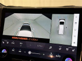 【パノラミックビューモニター】クルマの前後左右に搭載したカメラから取り込んだ画像を合成し、車両を上から見たような画像をディスプレイに表示します。