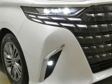 LEDヘッドライトです。デザイン性がよくとても明るいので、夜間の走行や悪天候でも安心です。しかも長寿命!