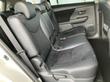 ゆとりを感じる座面と複数のヘッドレストを備え、後席の同乗者も落ち着いて過ごせる空間です。窓から外を眺めやすく、家族での移動や日々の送迎にも活躍します。