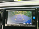 後方の映像にガイドラインが重なり、駐車時に周囲との距離を確認しやすい画面です。車庫入れや縦列駐車など、日常の駐車をサポートする便利な装備として活用できます。