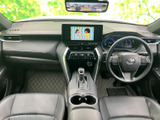 運転席から助手席まで見渡しやすいレイアウトで、前方の視界もすっきりと感じられます。シートやセンターまわりは落ち着いた色調でまとめられ、毎日の移動も心地よく過ごせる空間です。