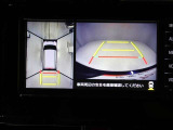 パノラミックビューモニターを装備。駐車場や交差点でクルマを真上から見るように周囲を確認できます。機能の詳細は販売店スタッフまでおたずねください。