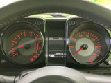 視認性の高いメーターで、運転に必要な情報を的確に把握できます。明るくクリアな表示は、夜間走行時にも見やすく安心です。