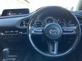 握りやすいステアリングは、運転の楽しさを高めます。操作性にも優れ、スムーズなドライビングをサポートします。