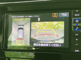 車両周辺と後方の映像を画面で確認でき、駐車時の周囲確認をサポートします。ガイド表示もあり、画面を見ながら車両の位置や障害物との距離を把握しやすいのが便利です。