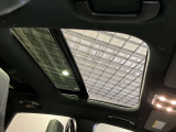 パノラミックルーフで明るい車内と開放感あるドライブをお楽しみいただけます。