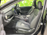 洗練されたインテリアデザインが、上質な空間を演出します。ドライバーの視界を妨げない、広々とした室内が特徴です。快適なドライブをサポートする、機能的な空間です。