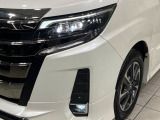 【LEDヘッドライト】悪天候や夜間走行時も良好な視界を確保し安心して運転できる高輝度LEDヘッドライトを装備!点灯速度が早く、消費電力も抑えられています。