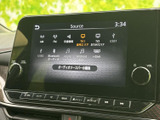 多彩なソースを選択可能。CDやUSBに加え、Bluetooth接続でスマートフォン内の音楽も楽しめます。快適なドライブのお供に最適です。