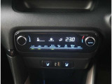 【オートエアコン】1年中快適な室内を提供!車内温度を設定すると、風量を自動で調整してくれます。