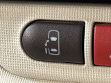 【パワースライドドア】スマートキーや運転席のスイッチでスライドドアの開閉が可能♪電動だから力を入れてドアを開ける必要が無く、小さいお子様でも、重い荷物を持っている時もラクに開け閉めできます♪