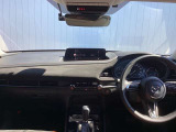 スッキリとまとめられたセンターコンソール。運転席から自然に操作できるレイアウトです。