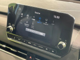 【メーカー純正9型ナビ】インテリアに溶け込むスタイリッシュな「専用設計」メーカーナビを装備♪視認性や操作性など基本性能にも優れ、より上質なカーライフをお楽しみいただけます。