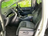 洗練されたインテリアが上質な雰囲気を演出します。運転に必要な情報を視認しやすく、操作性にも優れています。快適な運転空間です。