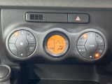 【オートエアコン】一度お好みの温度に設定すれば、車内の温度を検知し風量や温度を自動で調整。暑い&hellip;寒い&hellip;と何度もスイッチ操作をする必要はありません。快適な車内空間には必須の機能ですね♪