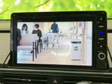 画面には映像が表示され、車内での時間を過ごす際にも活用できます。表示内容を確認しやすい大きさで、停車中の待ち時間など、日常のさまざまな場面で便利にお使いいただけます。