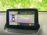 後方の安全確認をサポートするモニター。駐車時や狭い道での運転も、より安心に行えます。視認性の高いディスプレイが特徴です。