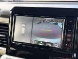 パノラミックビューモニター付きです。車両を上から見たような映像をディスプレイオーディオ画面に表示。運転席からの目視だけでは見にくい、車両周辺の状況をリアルタイムでしっかり確認できます。