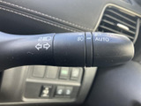 レバーには矢印やライト関連の表示があり、機能を目で確認しやすい仕様です。AUTOの表記も見られ、周囲の状況に応じたライト操作を手元で選べる構成です。