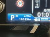 視認性に優れたメーターを採用しており、走行中でも車速や情報が分かりやすく表示されます。運転時の視線移動をむりのない範囲に抑え、快適で安心感のあるドライブをサポートします。