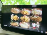 画面にテレビ映像を表示でき、停車中の休憩時間にも番組を視聴できます。見やすい大画面で映像を楽しめるため、お出かけ先でひと息つく際にも便利な装備です。
