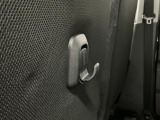 【フック】フックの用途は様々。手荷物のバッグや買い物袋、ビニール袋をぶら下げてゴミ箱にしても良いですね♪