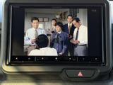 テレビ番組を画面で楽しめる装備です。目的地に着いて停車している時間も、車内で映像を視聴できるため、待ち時間を過ごす際の選択肢として活用いただけます。