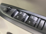 【電動格納ミラー】サイドミラーは電動格納式となっており、狭い駐車場でもキズがつくリスクを抑えられます。