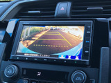 後方の様子を画面で確認でき、黄色いガイドラインが駐車時の目安になります。駐車スペースへの出入りや後退時に周囲を把握しやすく、毎日の駐車をサポートしてくれます。