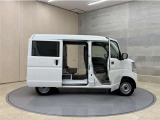 大開口のスライドドア。狭いスペースでも隣の車を気にせず開閉出来ます。