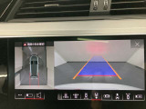 クルマを上空から眺めるような映像と合わせて車両後方の映像を確認できるので夜間駐車も、より安全に駐車する事が可能です。