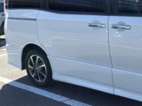 後席側へ大きく開くスライドドアを備え、乗り降りや荷物の積み込みをしやすい構成です。窓からドア下部へ続くラインもすっきりまとまり、日々の送迎など幅広い場面で活躍してくれます。