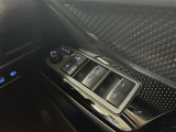 格納式リモコンドアミラーと、パワーウィンドウマスタースイッチです。車内の換気も運転席から簡単に行えます。