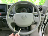 握りやすいステアリングは、運転操作をスムーズにします。軽快なハンドリングで、運転がより楽しくなります。