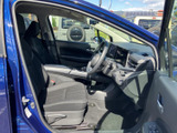 運転席まわりは前方の視界が開け、着座した際にメーターやセンター部分を見渡しやすいレイアウトです。落ち着いた色調のシートと室内で、日々の移動も快適に過ごせます。